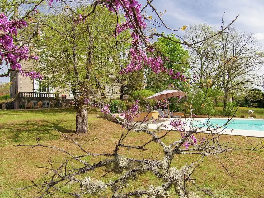 Charming Mansion in Brouchaud With Swimming Pool
