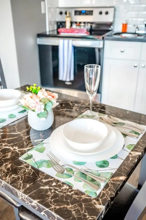 1BR Apt w Netflix Balcony - Near DT Hamilton