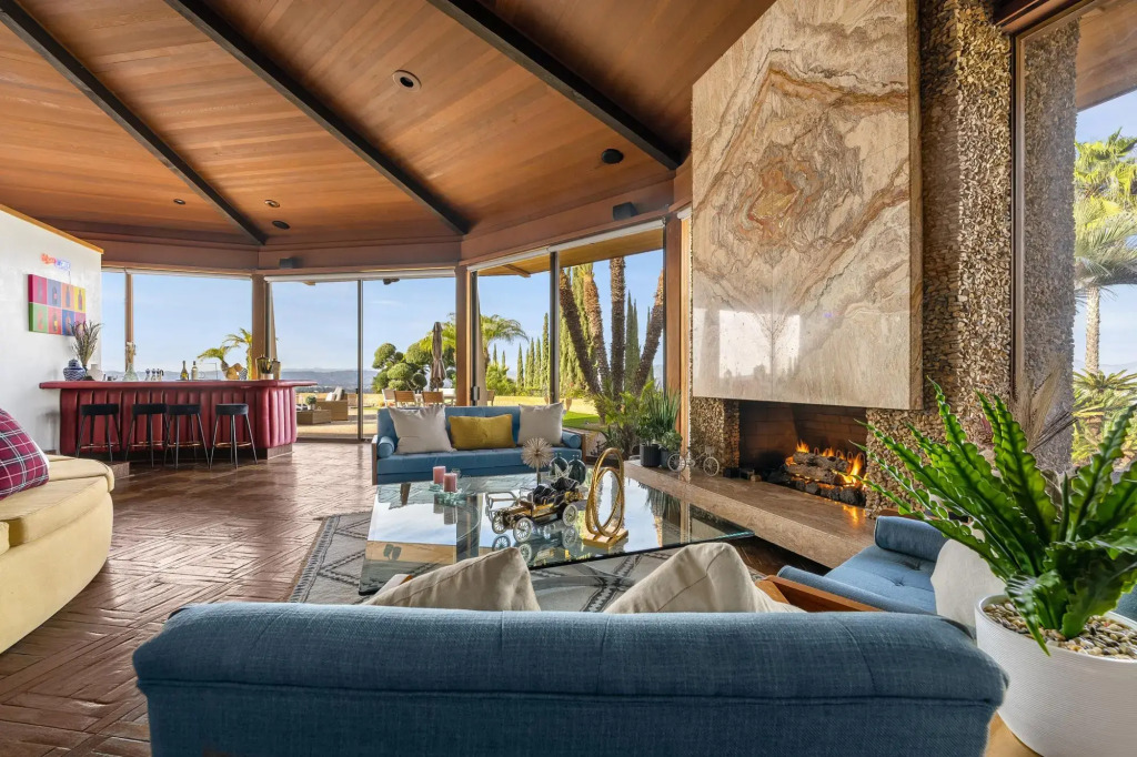 Via Vallarta - An Architecturally Significant California Modern Home