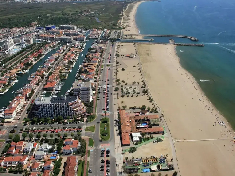Comely Holiday Home in Empuriabrava With Barbecue