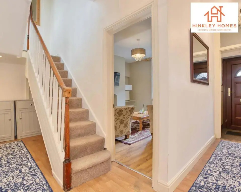 Centrally Tucked Away Private 4bed - Free parking! By Hinkley Homes Short Lets & Serviced Accommodation