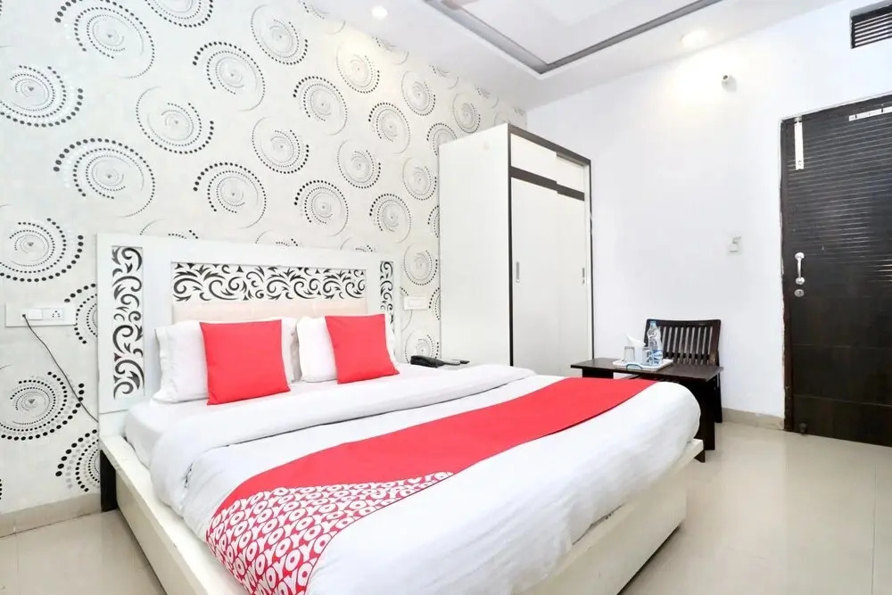 Hotel Sunder By OYO Rooms