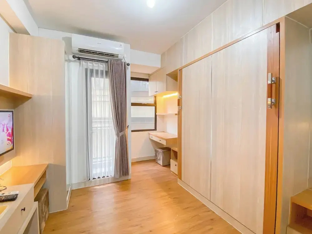 Nice and Comfy Studio Apartment at Transpark Cibubur By Travelio