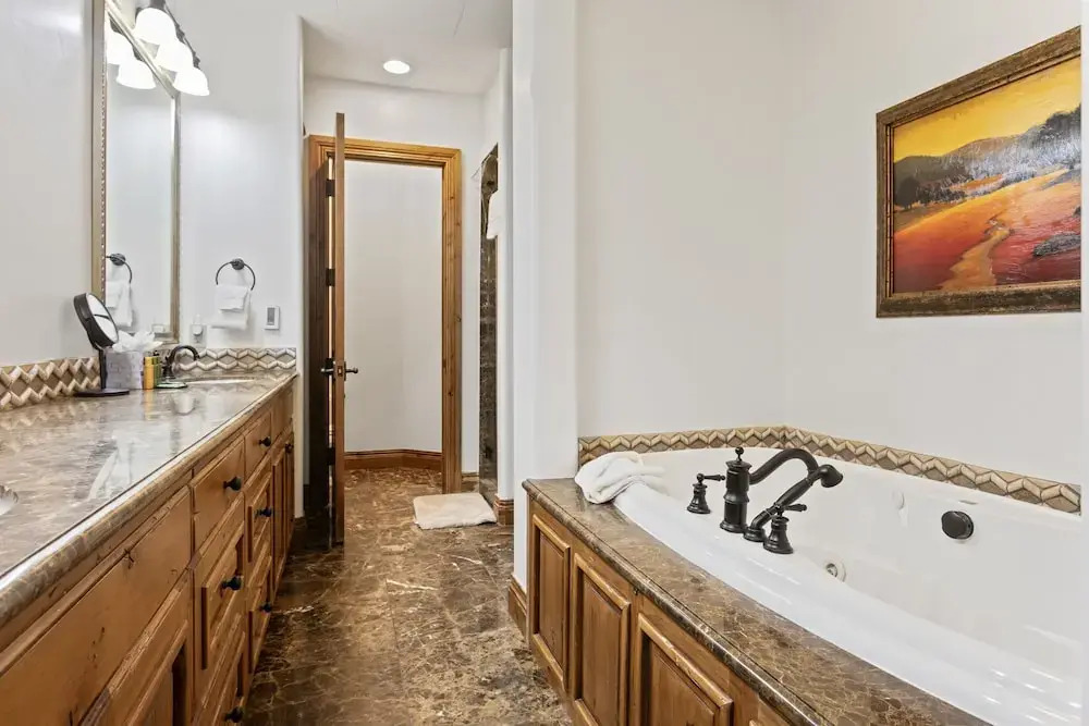 Grand Lodge - Three Bedroom #201 - Ski-in/ski-out 3 Condo