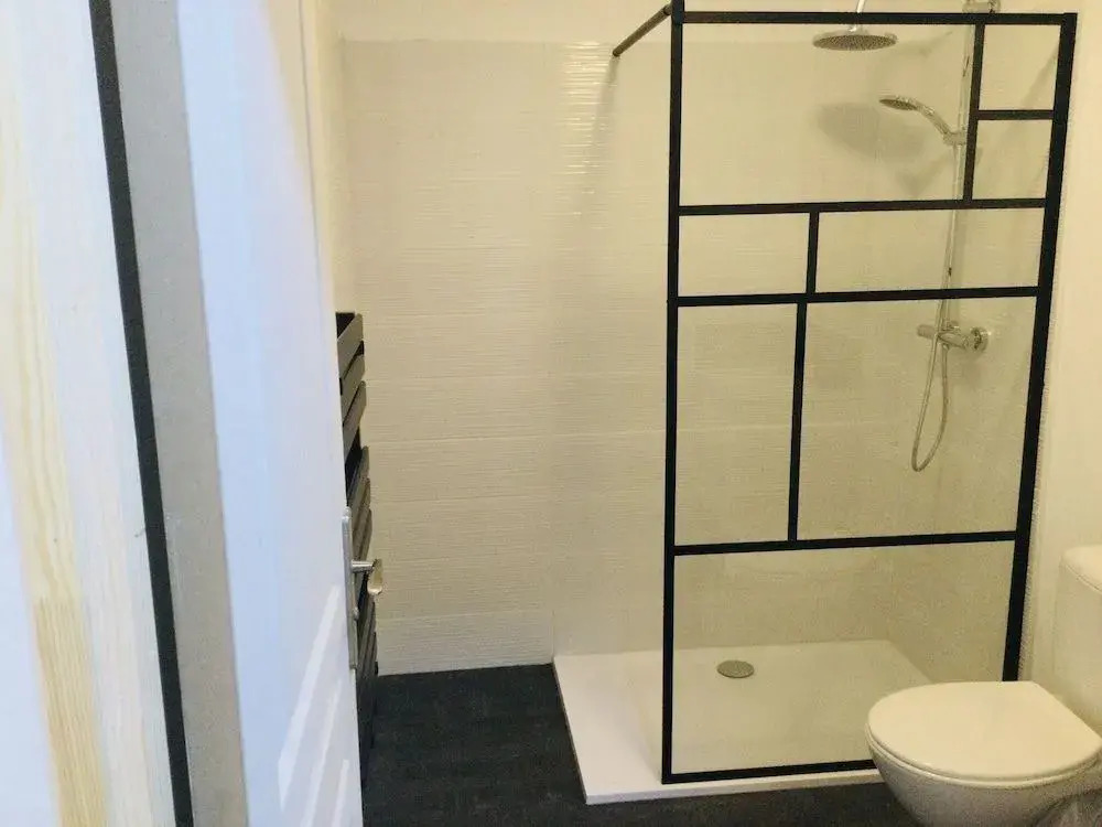 Hôte Labyrinthe lit 180 cm salle de bain, petit dej compris