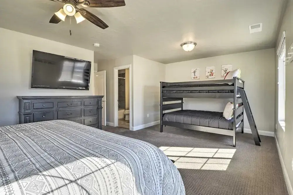 Washington Townhome w/ Patio + Resort Perks!