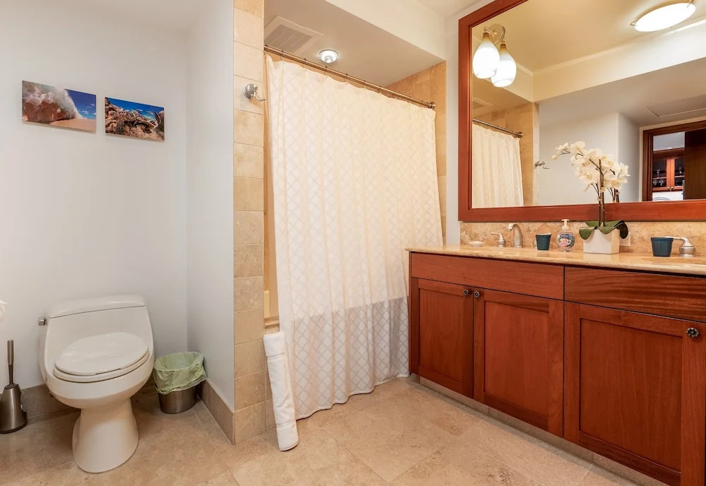 Kolea Circle #16e 2 Bedroom Condo by RedAwning