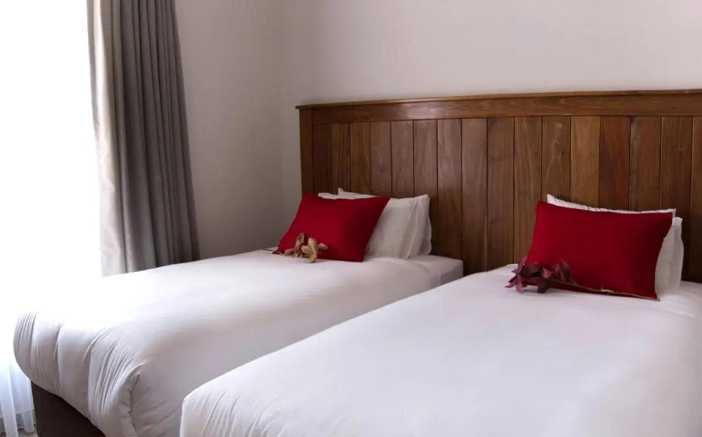 Camelot Guest House & Apartments
