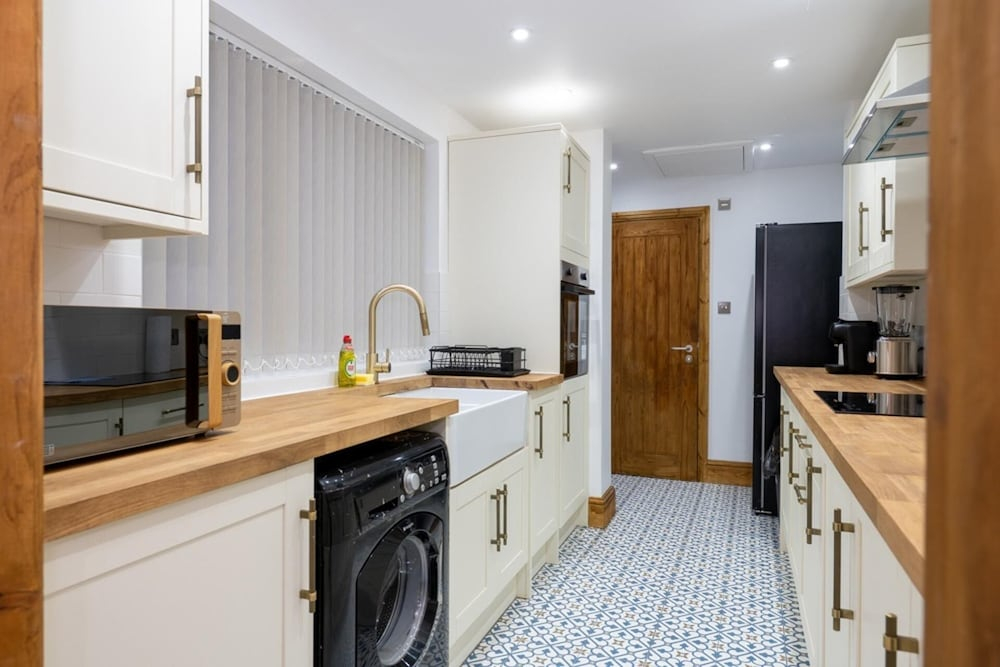 Tranquil Stoke-on-trent 4bed, 2 Bath, Parking