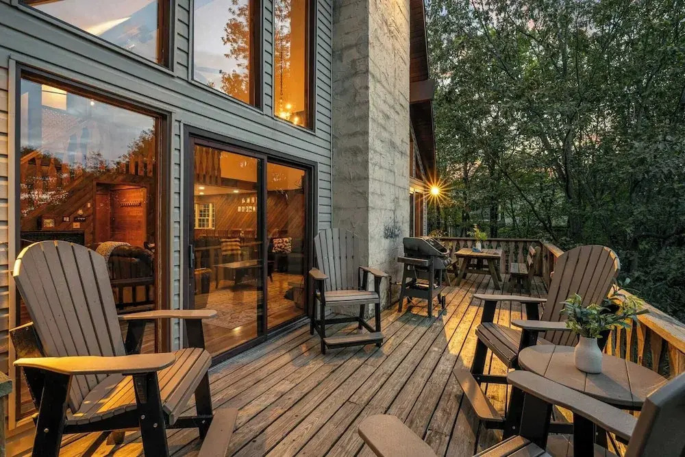 Sky View Chalet by Avantstay Stunning Interior, Spacious Deck, Hot Tub, & View