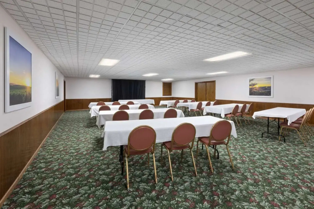 Days Inn by Wyndham Hutchinson