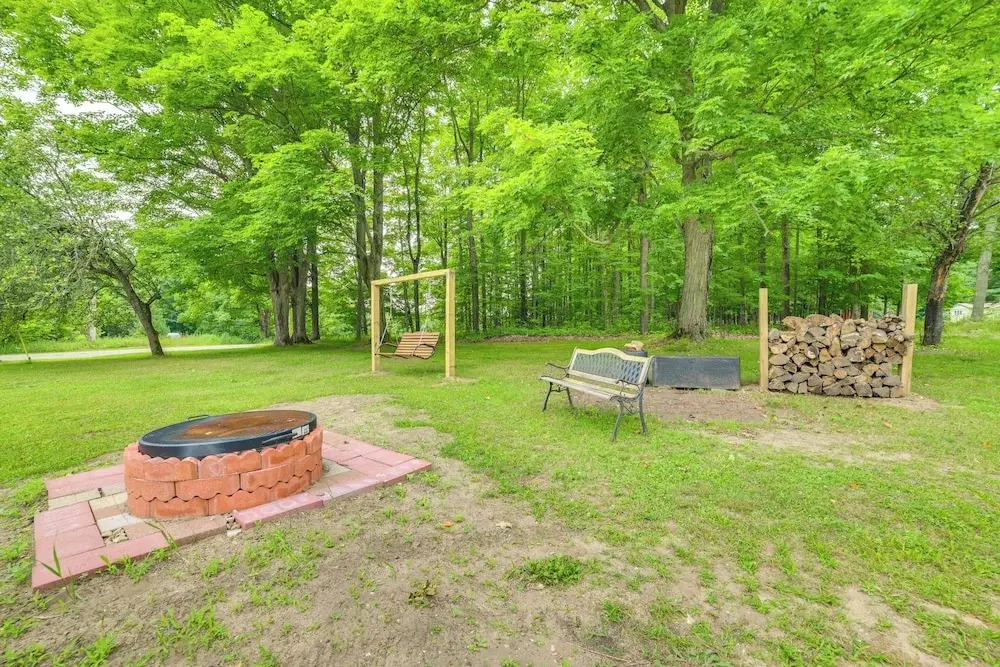 Visit Fife Lake & Traverse Bay! Farmhouse Hideaway