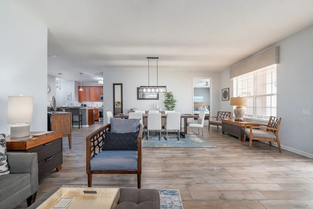 La Vista Lakeview Deluxe 3 Bedroom Condo by RedAwning