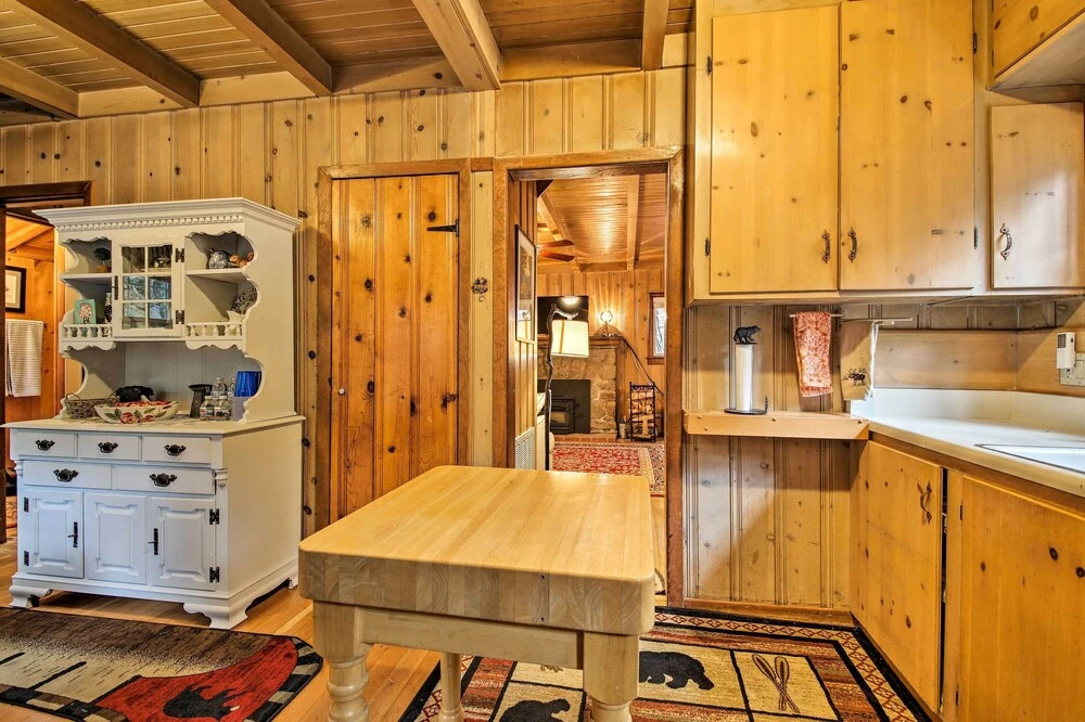 Vintage Snow White Cottage ~ 2 Miles to Village