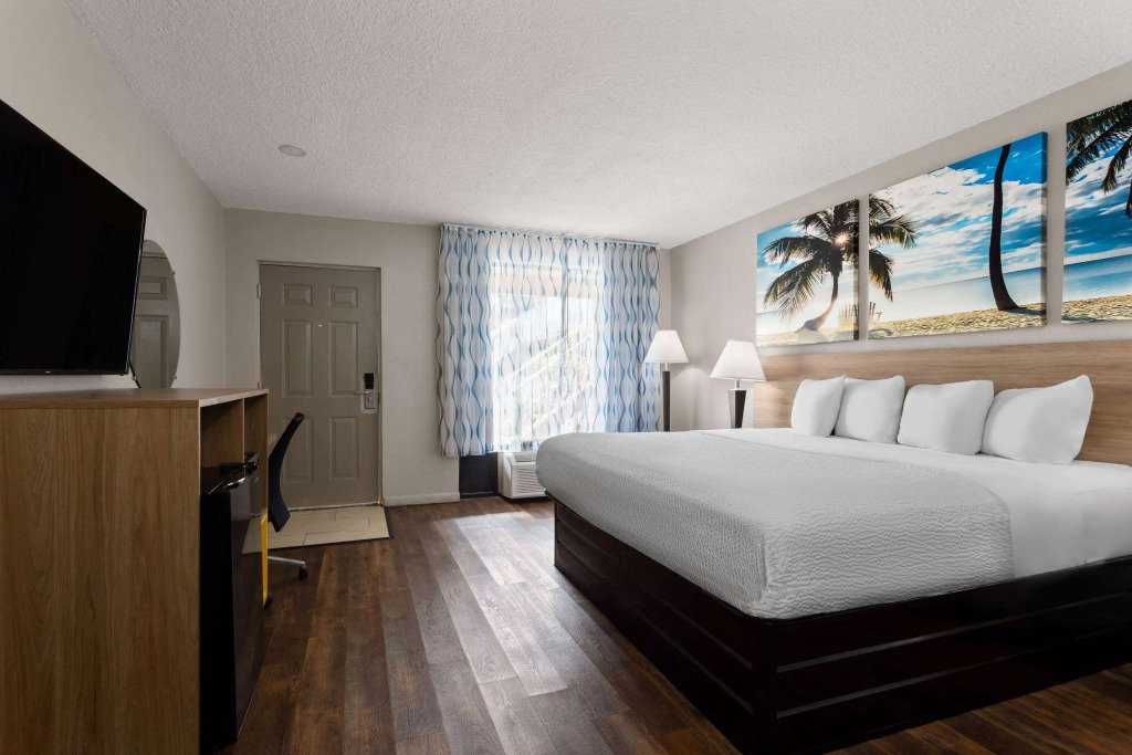 Days Inn by Wyndham St. Petersburg Central