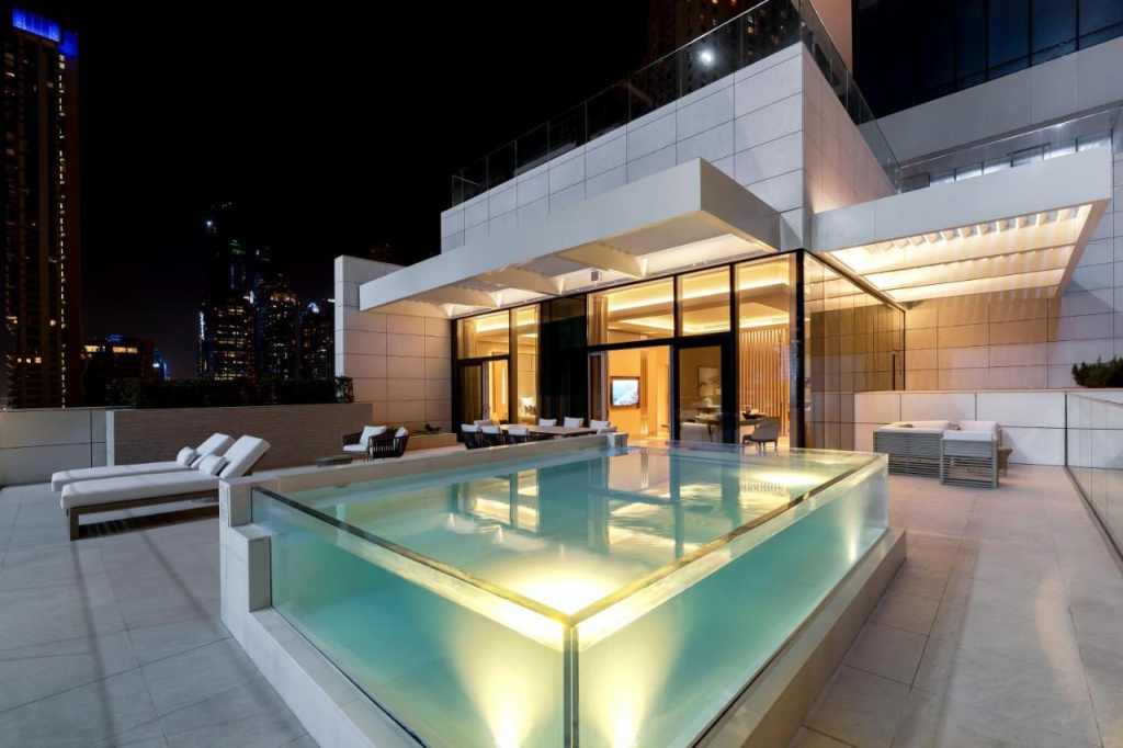 FIVE LUXE