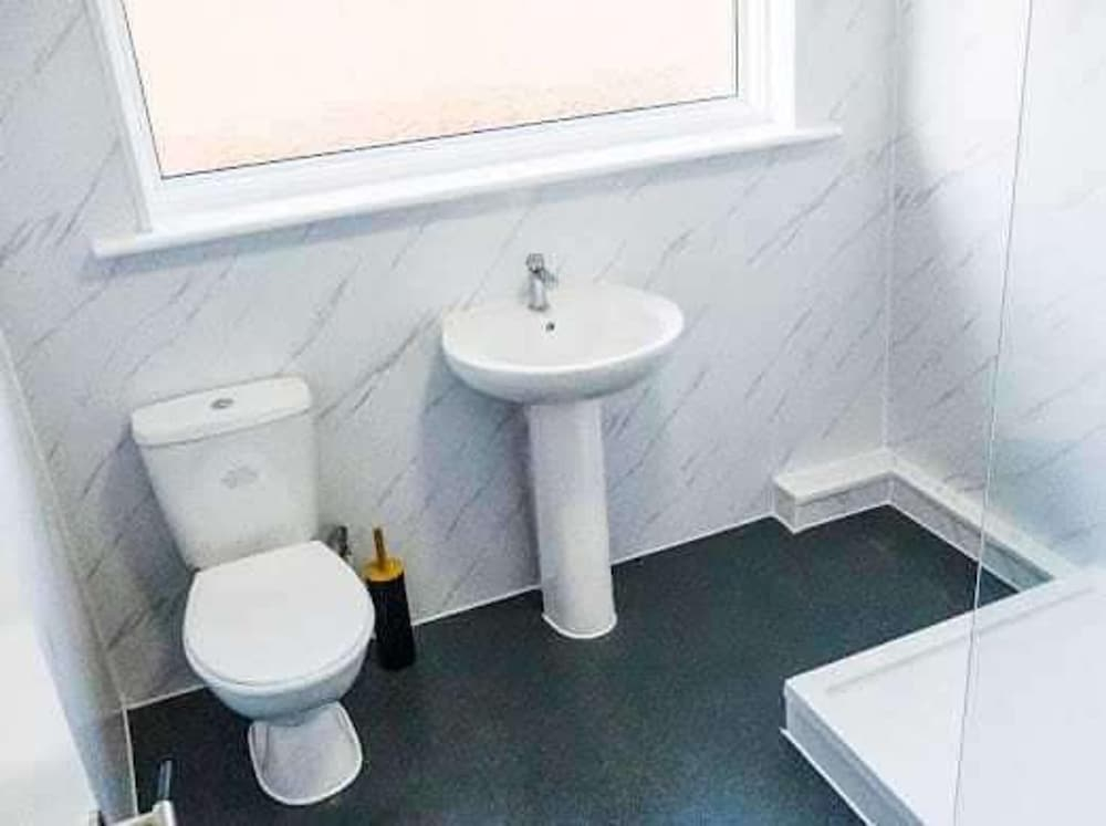 Serviced Accom Sleeps 8 - Near London, Parking