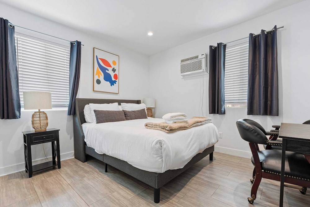 10mins to Rodeo Drive, 15mins to Venice Modern 4bdr Shenandoah by Avantstay