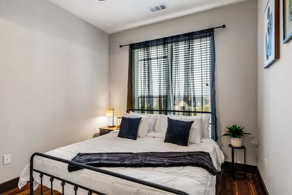 12 Min to Downtown Pool Balcony Free Parking