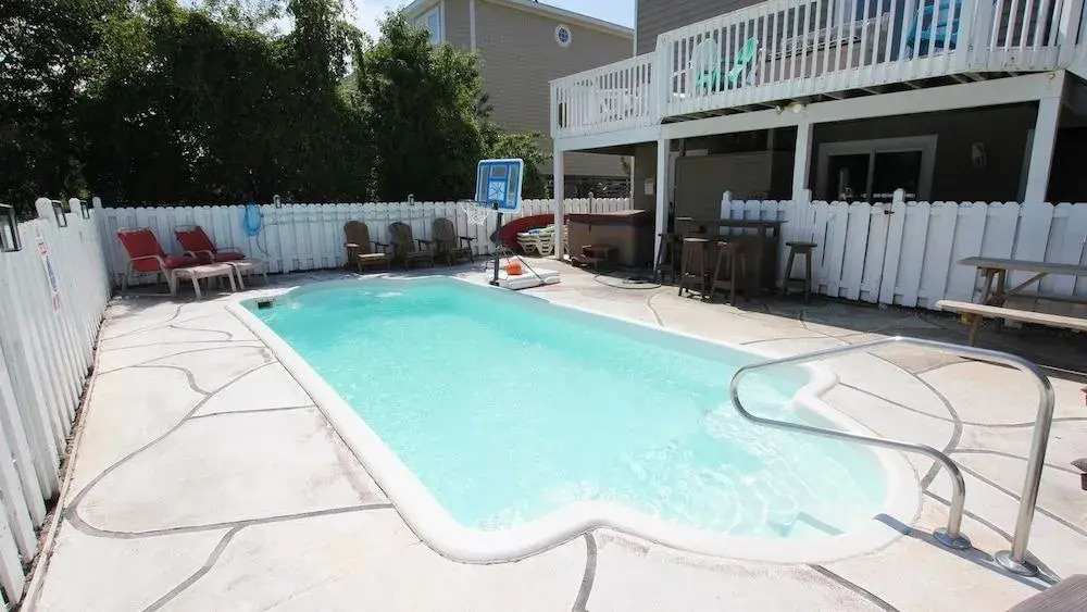 Moore Fun, Less Work - 6 Br home by RedAwning