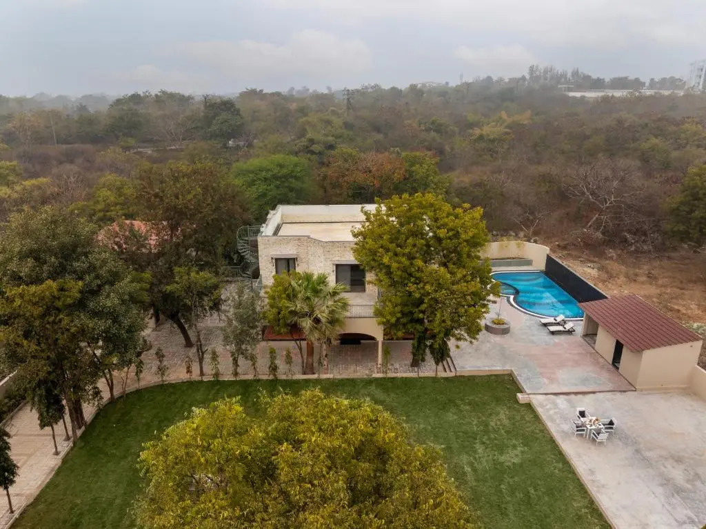 SaffronStays Pristine Manor - 8-BR Udaipur villa with private pool, garden, and event space near Fateh Sagar Lake