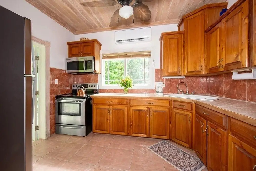 Chat N Chill - Top Floor Condo, Walk To Pink Sands Beach 2 Bedroom Townhouse