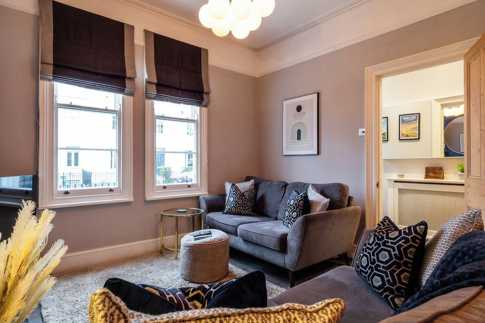 Stunning 2BD Townhouse in Cheltenham