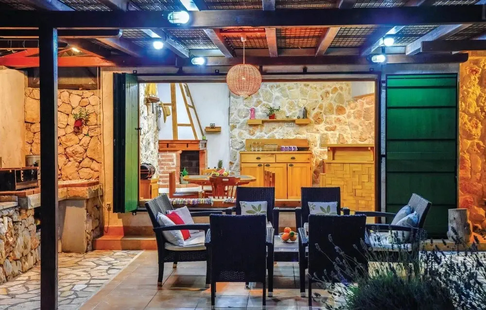 Awesome Home In Sevid