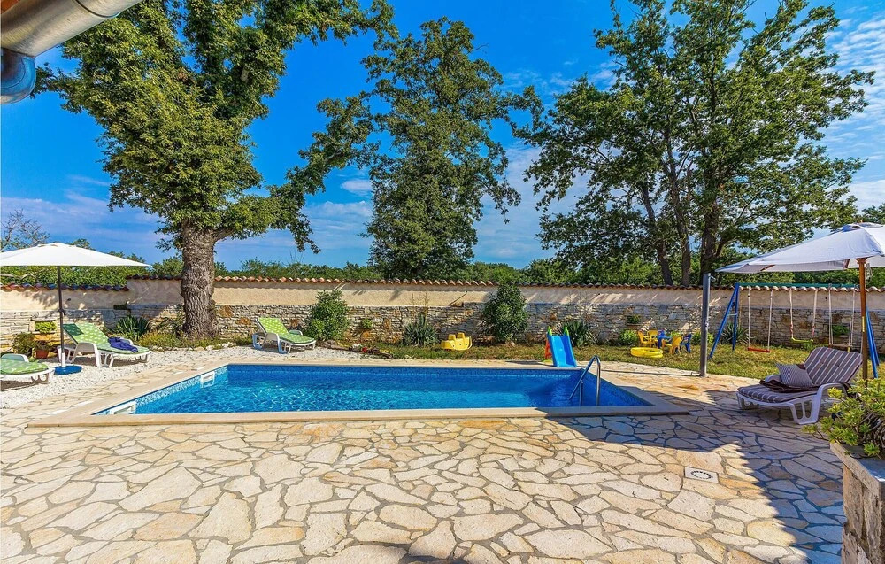 Amazing Home in Boduleri With Wifi and 4 Bedrooms