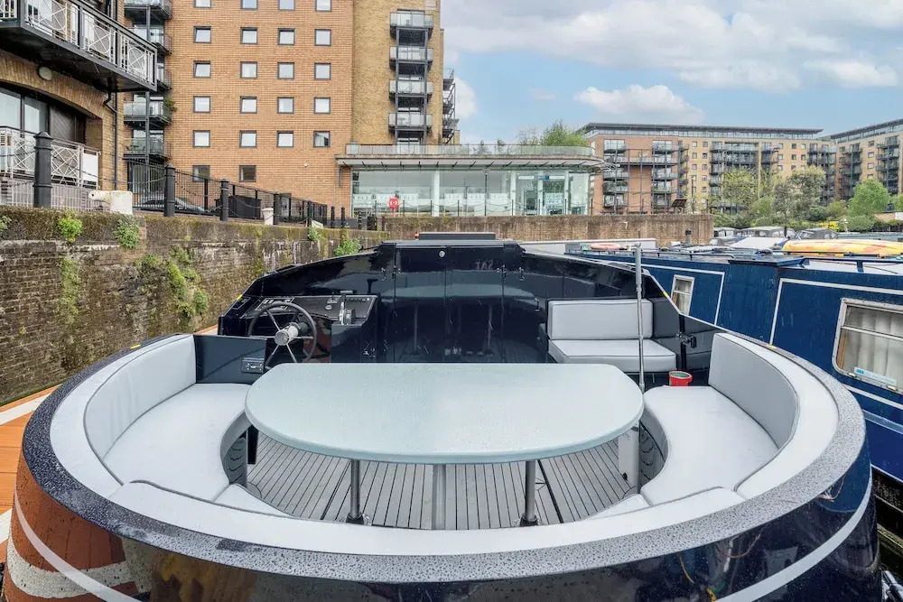 Elegant houseboat near Canary Wharf