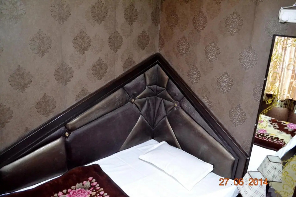 Lucky Restaurant & Guest House Near Taj Mahal