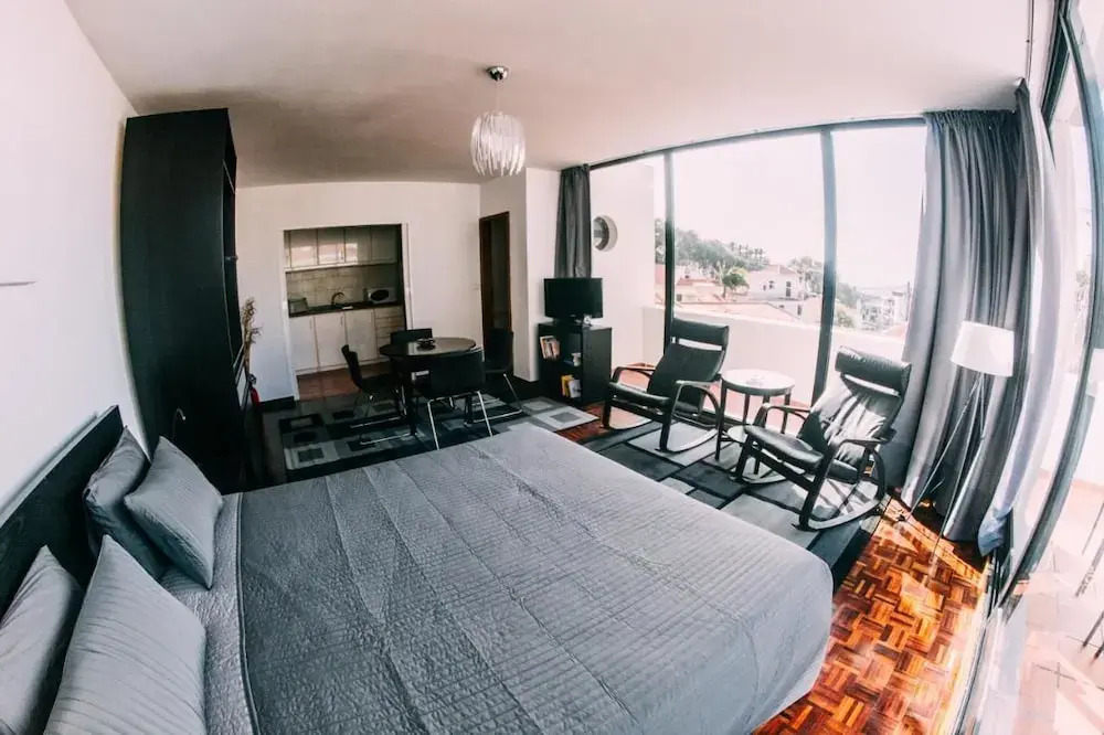 Arts In Apartments Pina