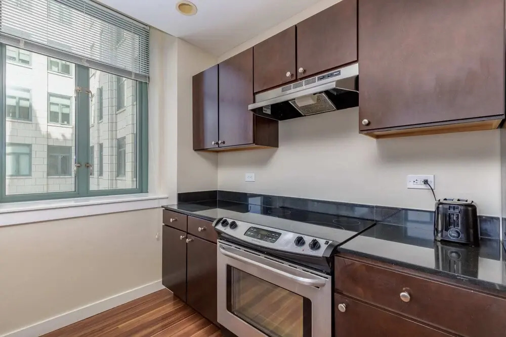 Spacious DT 2BR With Free Parking by Zencity