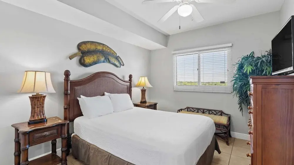 2 Beachfront Condos BBQ Balconies, Resort Pool, Hot Tub + Direct Beach Access