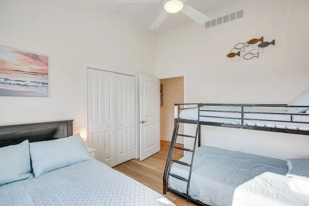 Spacious Wildwood Condo: Walk to Beach!