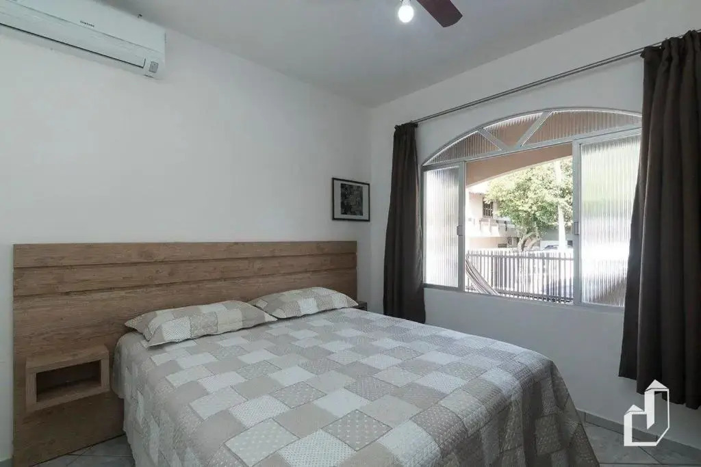 Casa térrea com 03 quartos em Canto Grande