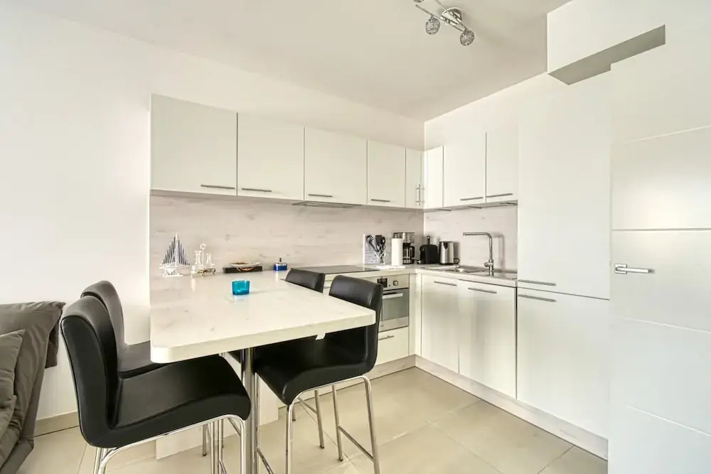 Modern Apartment With Private Balcony, Near Palais