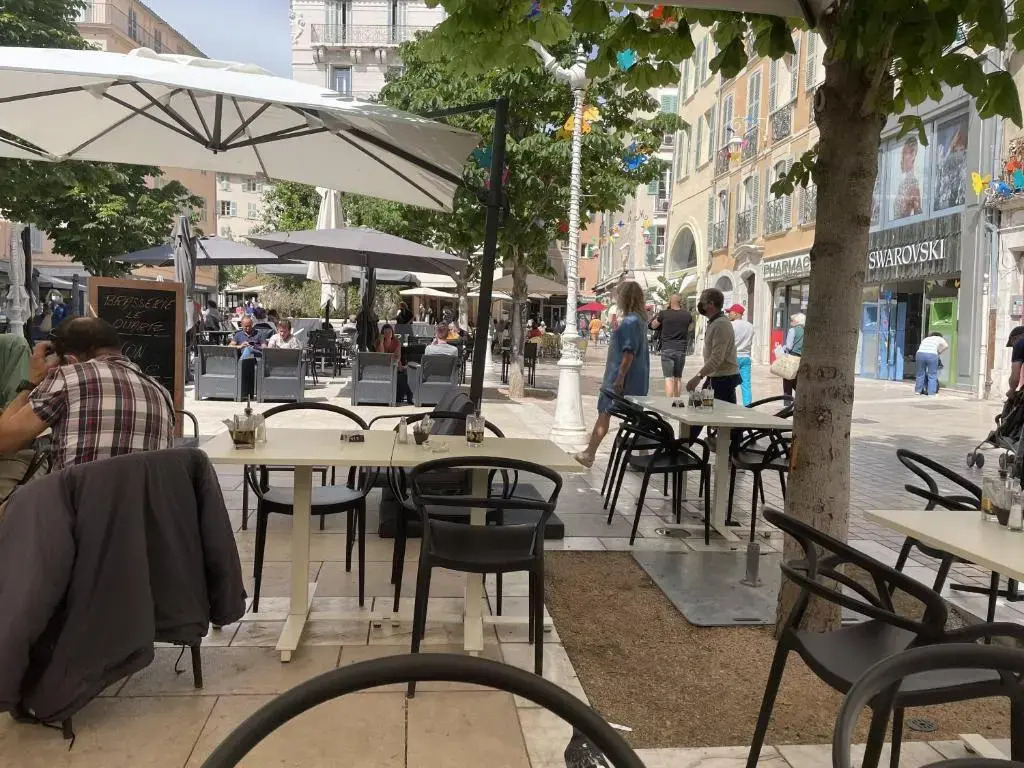 Appartement mignon calme douillet ascenseur clim étage élevé proche parking et toutes commodités au coeur du Toulon historique
