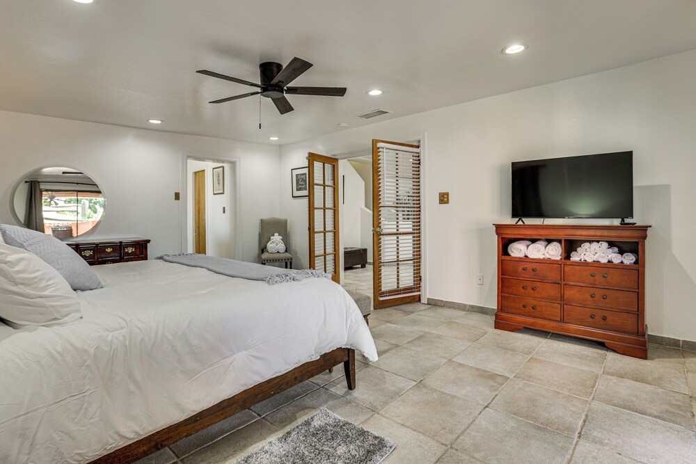 Walkable Uptown Gem! 3 Mi to Phoenix Mtns Preserve