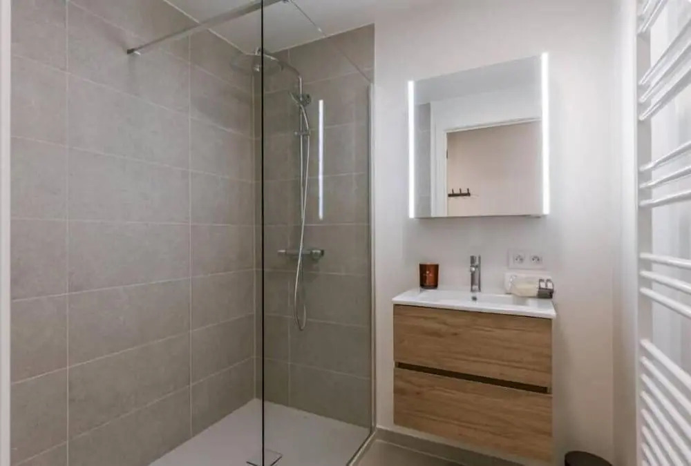 Nora - Elegant Seaview Escape With Balcony