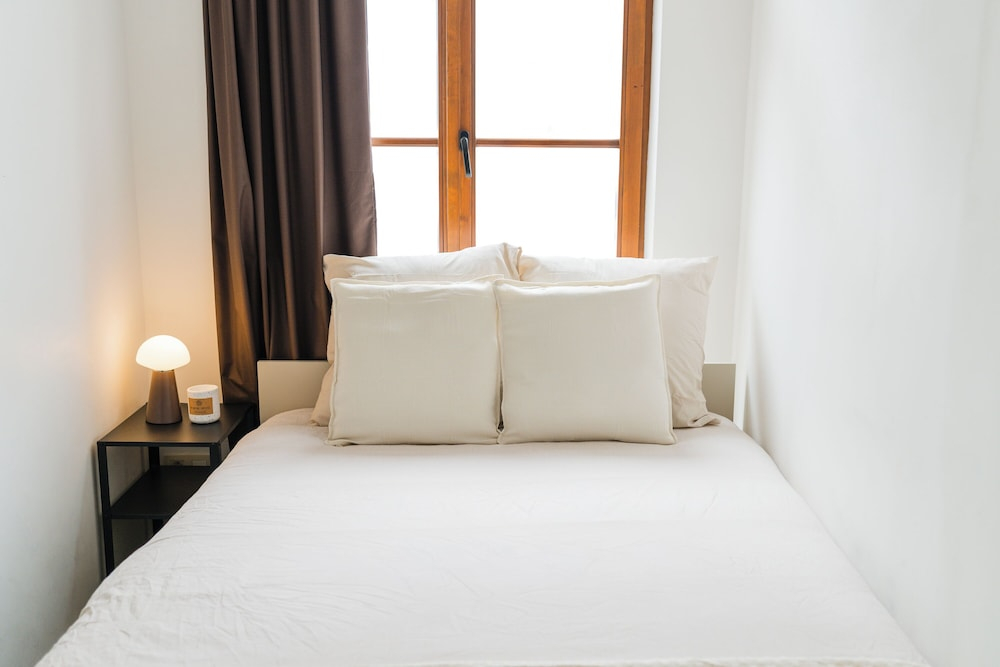 Modern 3BR Apt for 6 with Patio Ghent