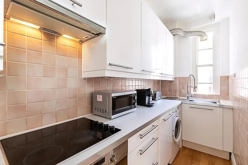 Modern 2 Bedroom Flat Near Queensway