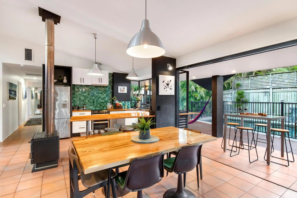 Cool Noosa Home. Central location. A/C. Gym. WIFI. Netflix