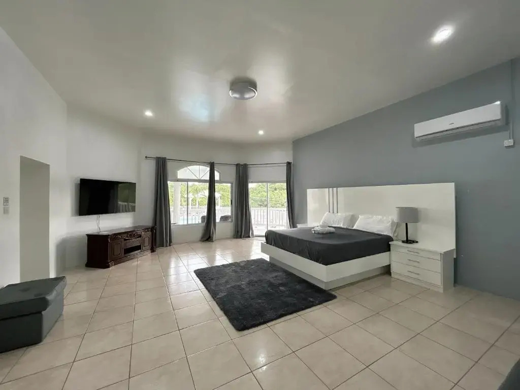 Luxury 5BD Villa - Massive Pool & Outdoor Vibe