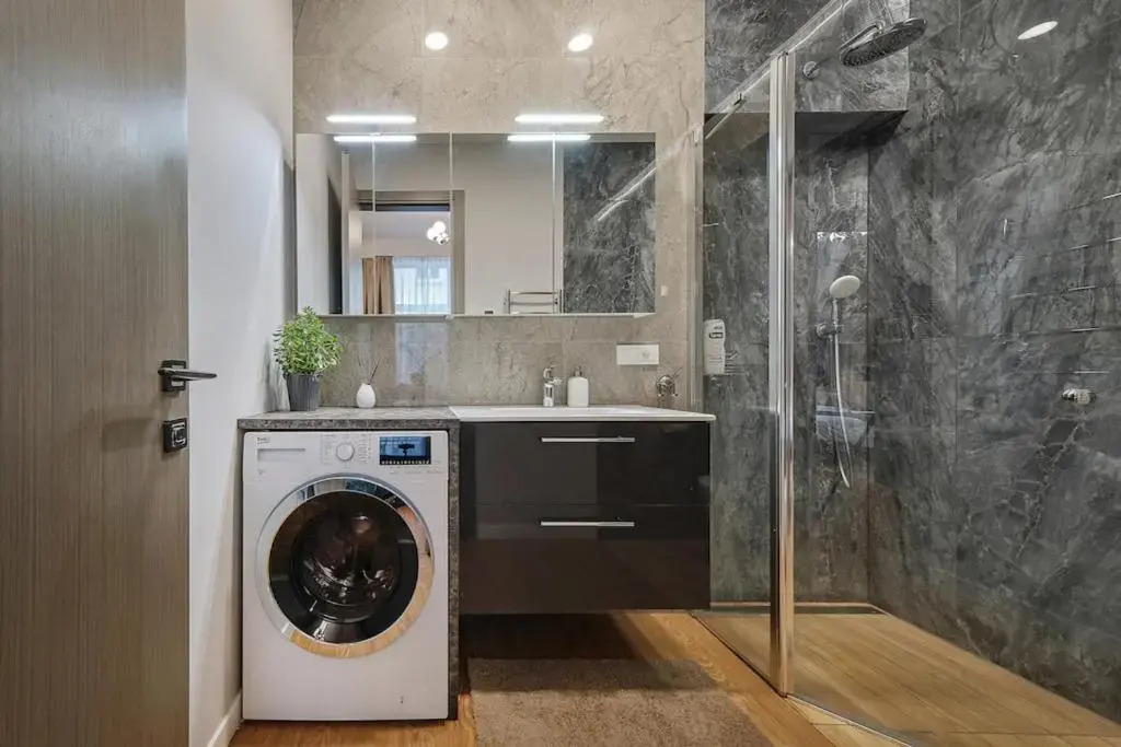 Spacious, New, High Ceilings, Central, by Cohost