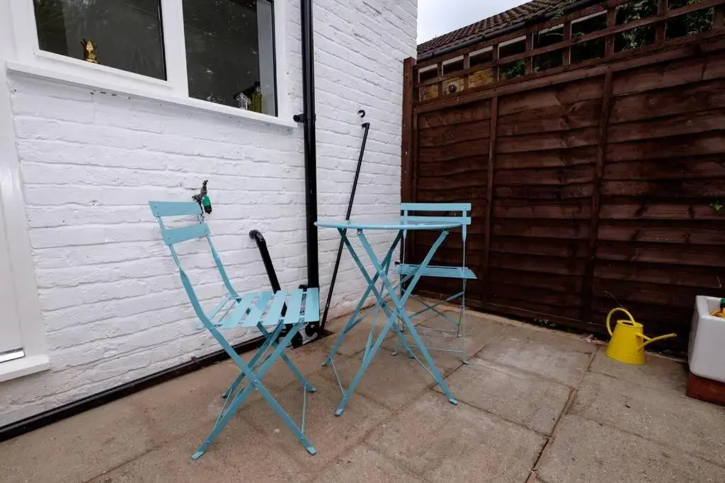 Contemporary House Garden near Park & Thames