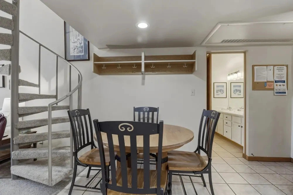 She305 Summit House East 1 Bedroom Condo