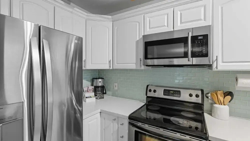 Fort Lauderdale Escape With Pool, Hot Tub & Dual Kitchens Paradise Stay by Avantstay