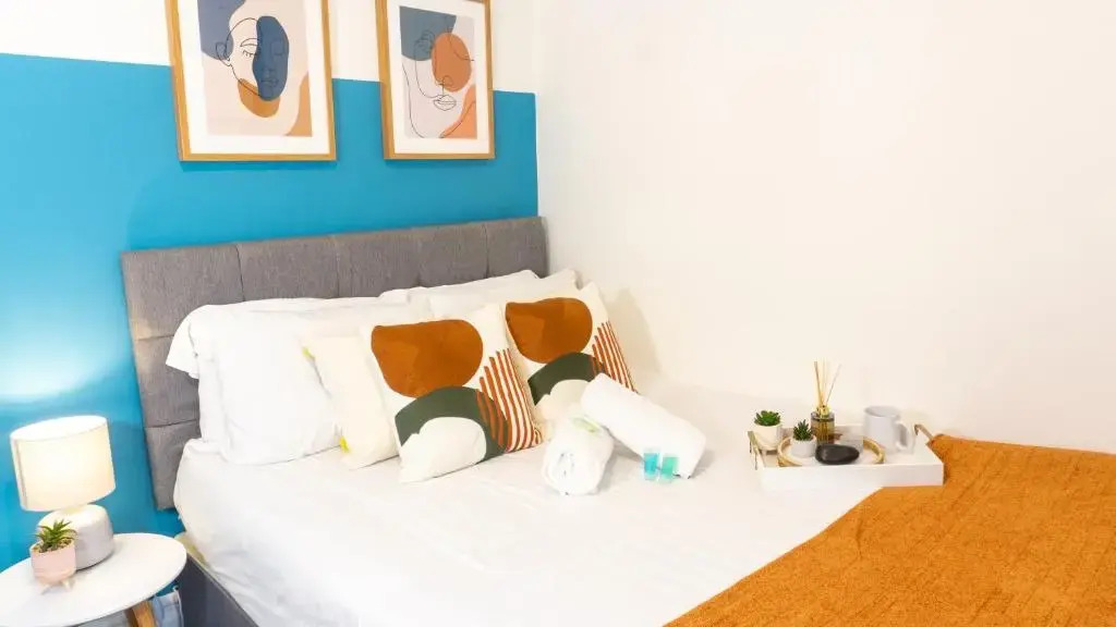 Air Host and Stay - Daisy House - Large 3 bedroom sleeps 8 10 minutes from city centre