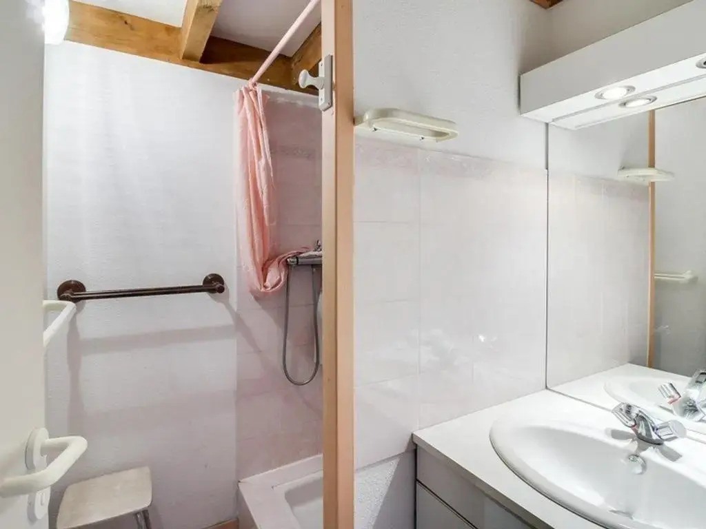 Appartement Esquièze-Sère, 3 Pièces, 6 Personnes - Fr-1-402-29